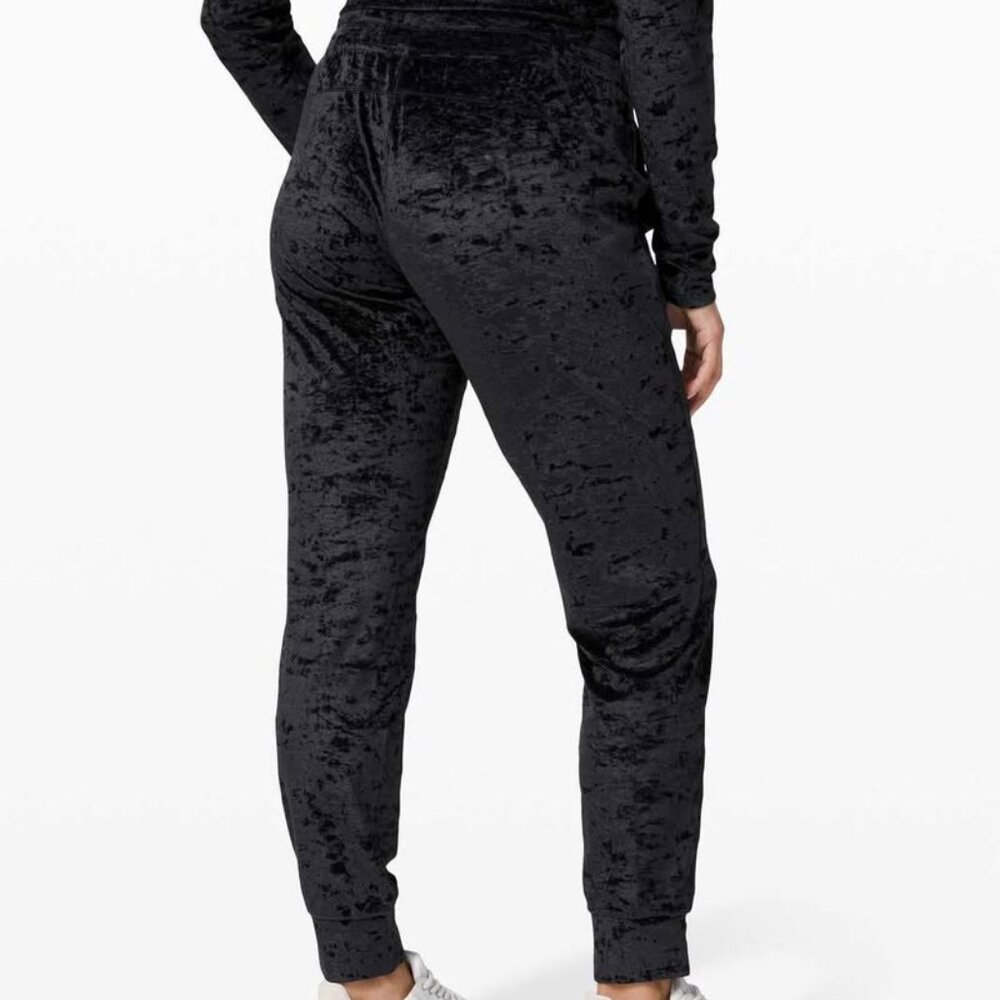 Lululemon Ready to Crush Jogger in Black, size 4